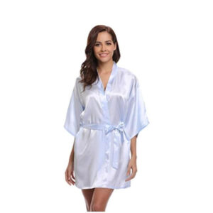 Bata de satín color blanco para novia